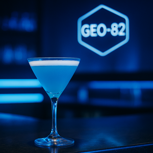 Um bar e bancos posicionados em frente a prateleiras repletas de bebidas alcoólicas no Geo 82 no EPCOT