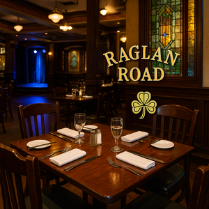 Em um salão decorado com painéis aconchegantes, 3 homens e uma mulher estão sentados a uma mesa de madeira com bebidas e uma cesta de salgadinho chips