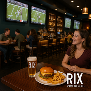 Uma cesta de batata frita com cobertura de queijo, cebolinha francesa e molho ranch