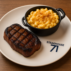 Costeletas suínas servidas com manteiga de mostarda e um acompanhamento