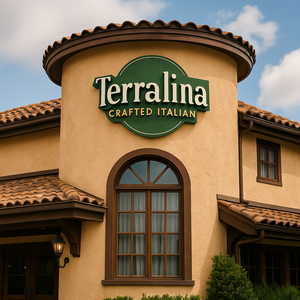 Atendente com uma tigela de macarrão com mexilhões e camarão