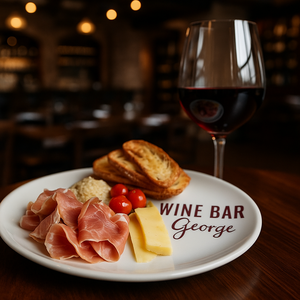 A fachada do Wine Bar George com assentos na varanda